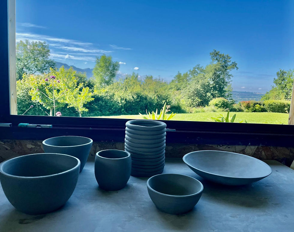 Atelier de poterie à Saint-Lattier en Isère, près de Romans-sur-Isère, créations artisanales exposées  et atelier découverte
