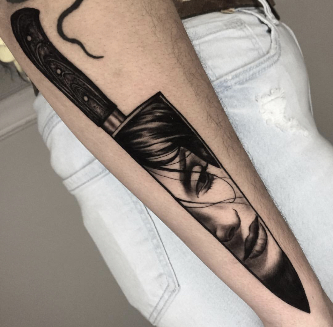 тату девушка нож. тату девушка с ножом. тату рука кинжал цветы. тату кинжал. тату девушка с ножом.