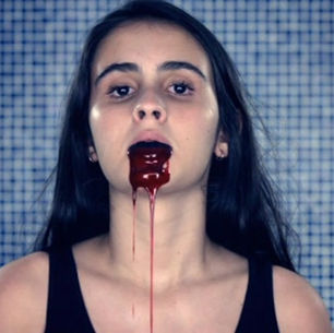 Chicas al borde de la noche: adolescencia y indefensión en Mate-me por favor
