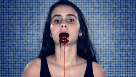 Chicas al borde de la noche: adolescencia y indefensión en Mate-me por favor