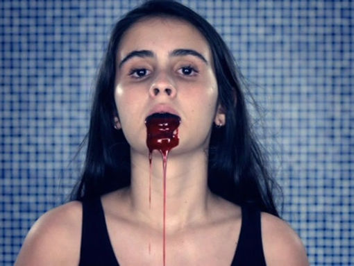 Meninas à beira da noite: adolescência e desamparo em Mate-me por favor