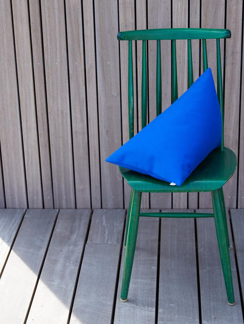 FÚ TRI cushion auckland yves klein blue on green Scandinavian wooden chair. Fu Kissen auf Stuhl