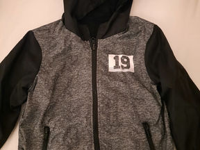 Casaco de chuva preto e cinza