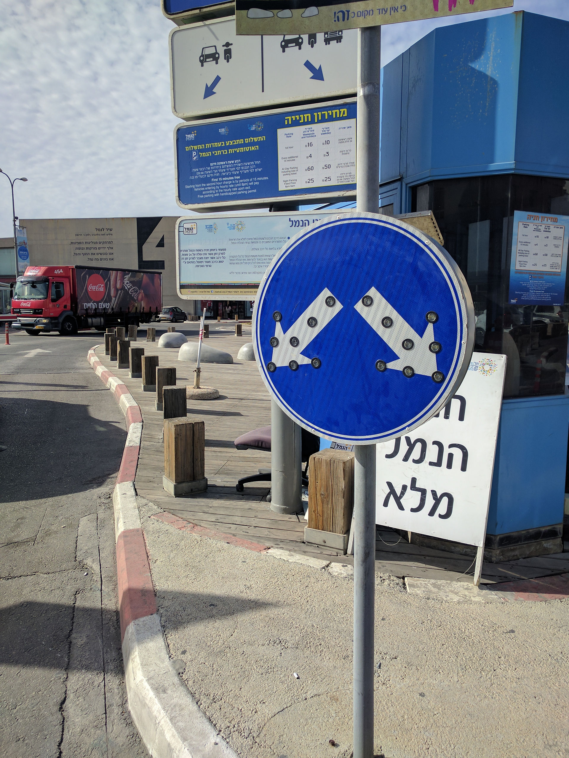 שילוט מואר בנמל ת״א