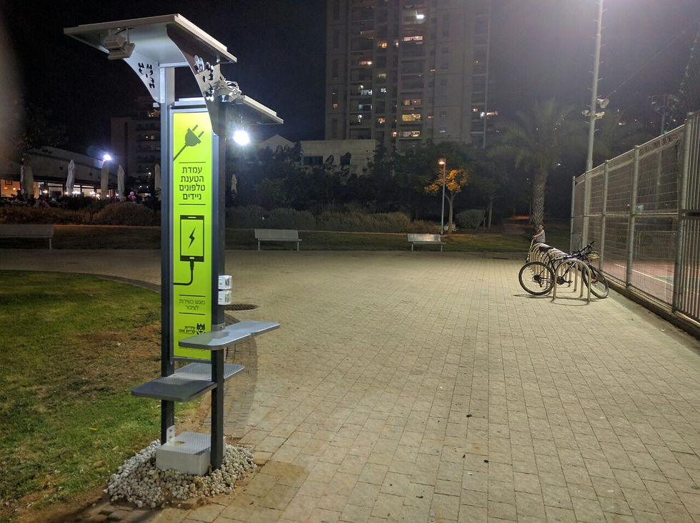 עמדת טעינה סולארית בלילה