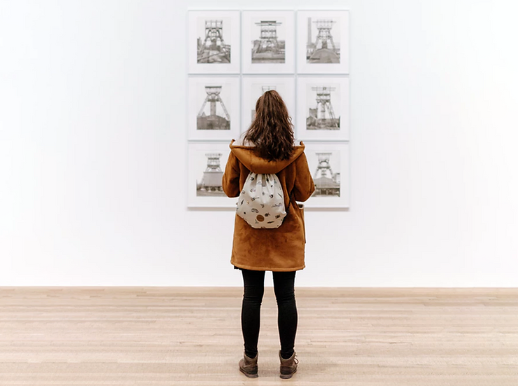 girl looking at photography gallery