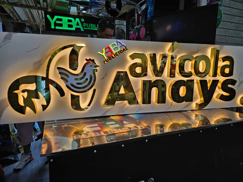 Fabricación e instalación de letrero 3D retroiluminado con base marmoleada, luz LED y transformador 12V para avícola en Ventanilla, Lima.