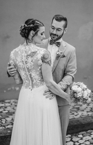 das Brautpaar während dem Brautpaarshooting, das sich umarmt