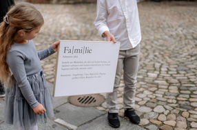 Kinder halten Familienschild bei Hochzeit in der Talvogtei Kirchzarten, fotografiert von Hochzeitsfotograf Freiburg