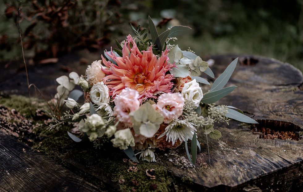 brautstrauss-mit-ringen-naturhochzeit.jpg