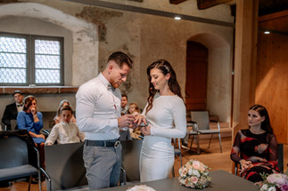 das Brautpaar beim Ringwechsel im Standesamt