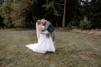 das Brautpaar küssend beim Brautpaarshooting Hochzeitsfotograf Freiburg