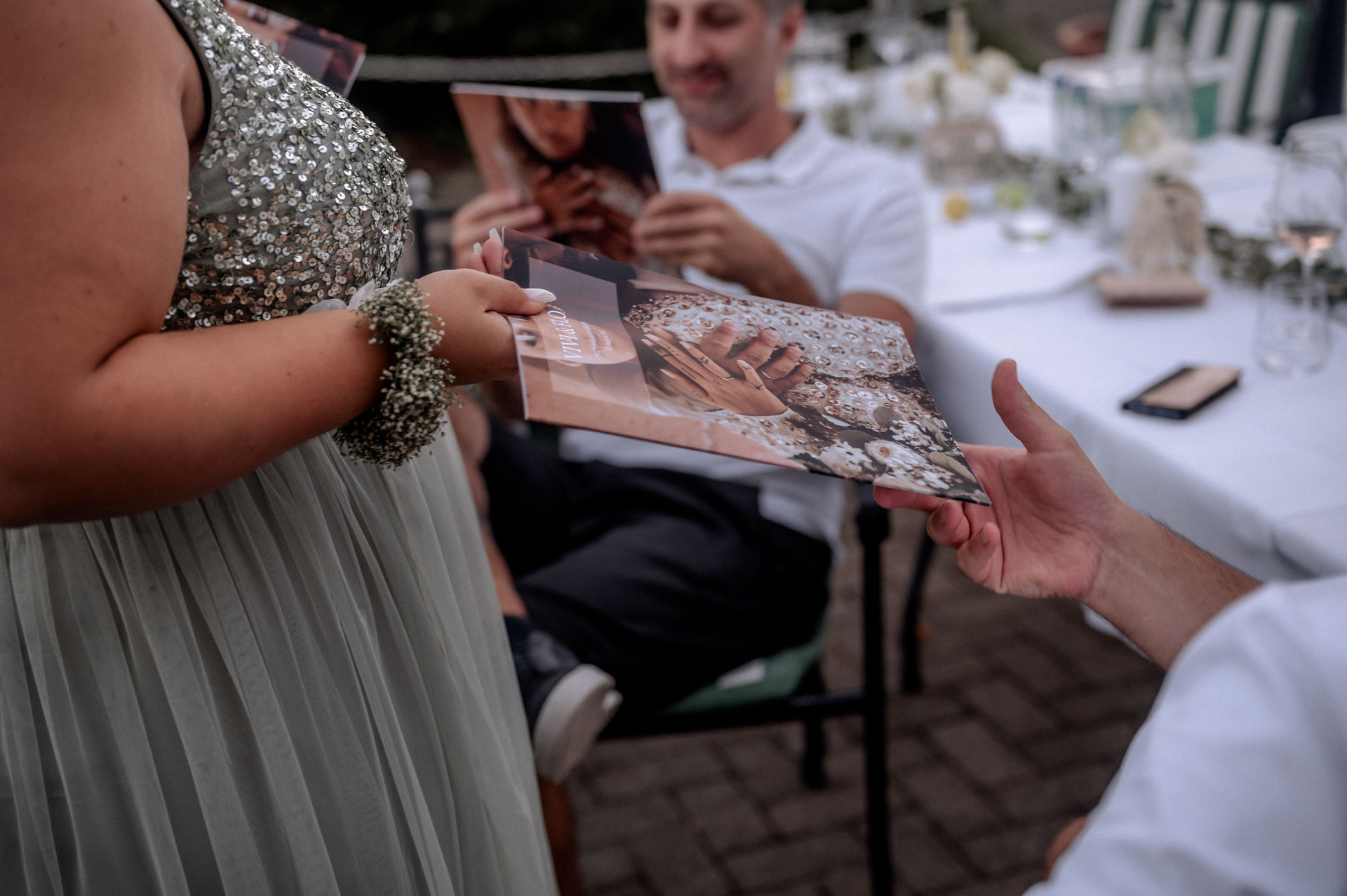 die Trauzeugin gibt ein Stickeralbum dem Gast in die Hand Hochzeitsfotograf Freiburg 