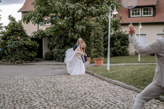 die Braut die Federball spielt Hochzeitsfotograf Freiburg 