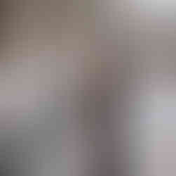 Zärtlicher Kuss beim Fine Art Hochzeitsshooting vor historischer Kulisse in Paris