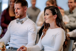 das Brautpaar bei der Trauung im Standesamt