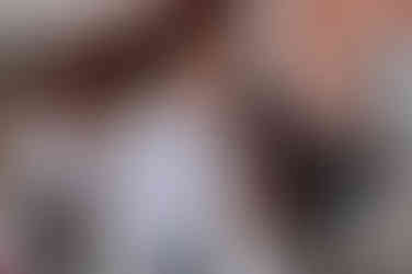 das Brautpaar, das sich bei den Gratulationen nach dem Standesamt küsst