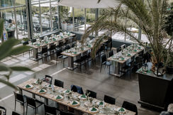 Innenbereich der Hochzeitslocation Dialekt in Merdingen mit gedeckten Tischen