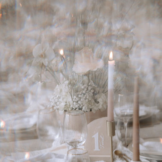 der geschmückte Tisch mit Kerzen und Deko Hochzeitsfotograf Freiburg