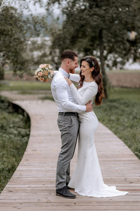 Brautpaar auf Holzsteg nach Trauung in der Talvogtei Kirchzarten, fotografiert von Hochzeitsfotograf Freiburg