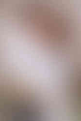 ein Portrait des Brautpaares in einer Umarmung