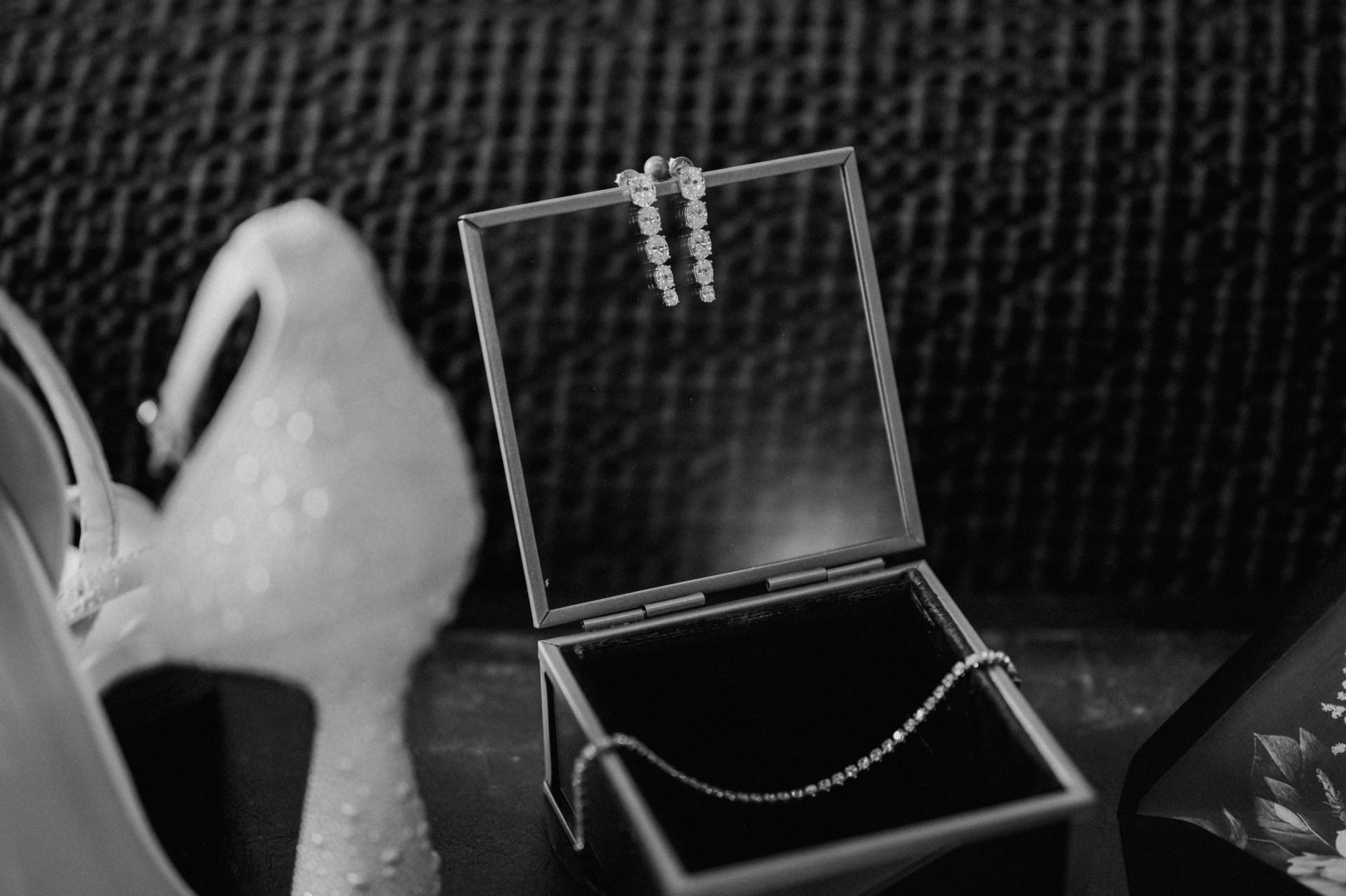 Detailbild beim Getting Ready Flatlay von den Ohrringen in der Schmuckschatulle