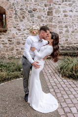 ein Moment beim Brautpaarshooting, das Brautpaar, das sich küsst