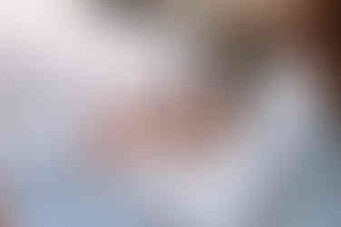 die Braut steckt dem Bräutigam den Ring an