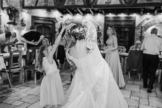 Die Braut, die mit Gästen tanzt