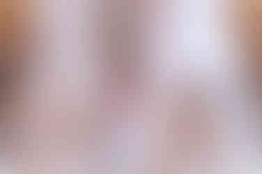 Detail Bild der Hände während der Trauung, die Stühle von hinten an denen ein Schild häng: Hand in Hand ein Leben lang