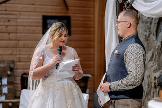 das Brautpaar während dem Eheversprechen Hochzeitsfotograf Freiburg