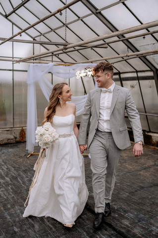 das Brautpaar, das auf den Fotografen zuläuft und sich anschaut