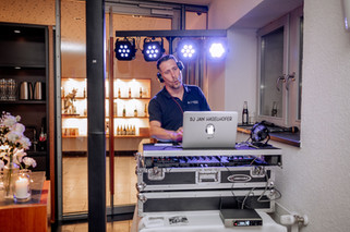 der Dj am Abend bei der Arbeit in Action 