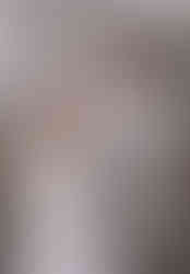 das Brautpaar, das vom Traubogen auf den Fotografen zu läuft und sich anschaut