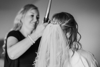 die Stylistin die der Braut die Haare macht Hochzeitsfotograf Freiburg