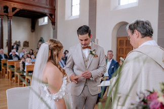 der Bräutigam, der der Braut den Ring ansteckt Hochzeitsfotograf Freiburg