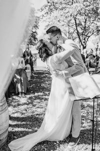 Hochzeitskuss bei freier Trauung unter Bäumen – Hochzeit am Kaiserstuhl