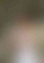 ein Portrait der Braut, die den Brautstrauß betrachtet Hochzeitsfotograf Freiburg