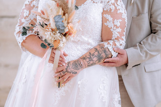 Brautpaarshooting, Detailaufnahme des Brautstraußes mit den Händen des Brautpaares