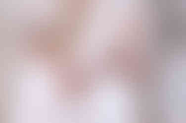 Brautpaarshooting, Detailaufnahme des Brautstraußes mit den Händen des Brautpaares