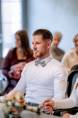 ein Portrait des Bräutigams im Standesamt bei der Trauung