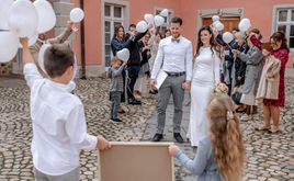 Brautpaar wird mit Ballons vor dem Standesamt Kirchzarten empfangen