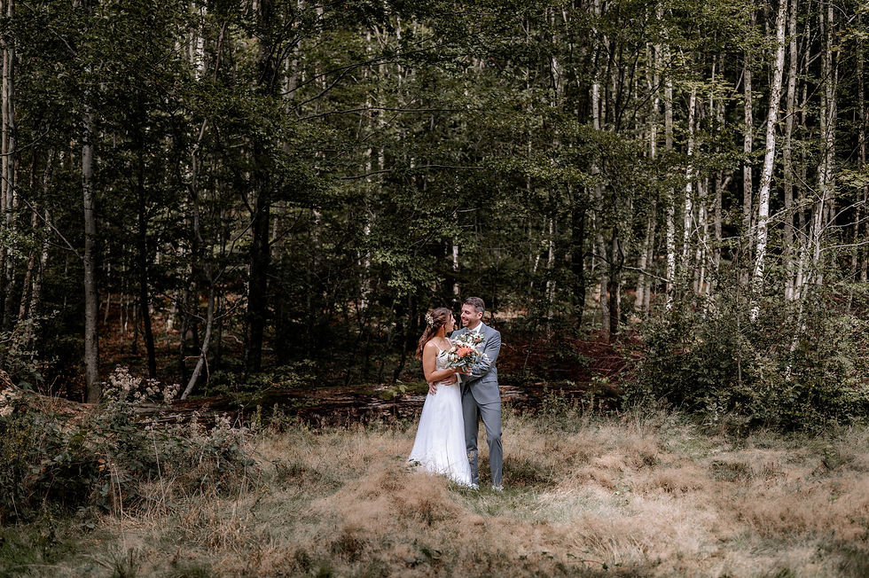 hochzeitsfotograf-schwarzwald-brautpaar-im-wald.jpg