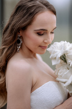 Portrait der Braut, die an den Blumen riecht