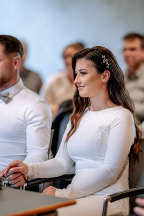 Braut lächelt bei Trauung in der Talvogtei Kirchzarten, begleitet von Hochzeitsfotograf Freiburg