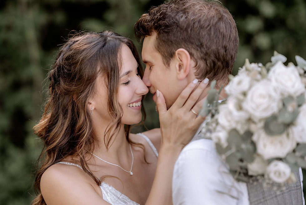 verliebter-hochzeitsmoment-mit-brautstrauss.jpg