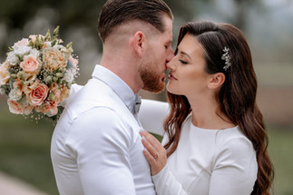 die Braut die kurz davor ist den Bräutigam zu küssen