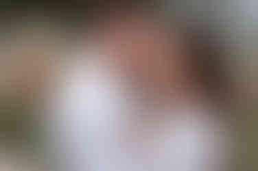 die Braut die kurz davor ist den Bräutigam zu küssen