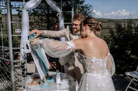 Brautpaar malt gemeinsam ein Hochzeitsbild während der Feier auf dem Blankenhornsberg 