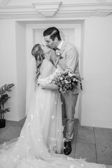 das Brautpaar, das sich küsst beim Brautpaarshooting Hochzeitsfotograf Freiburg